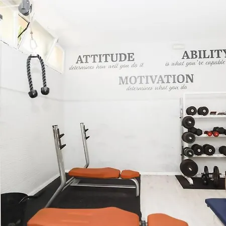 Arena ,wifi ,piscinas,jardines,gimnasio,sauna